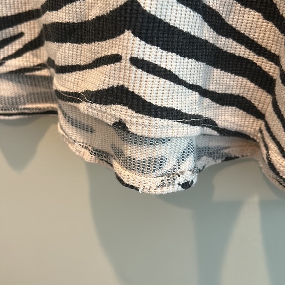 NWOT, chaser, women’s thermal zebra pattern, long sleeve, dolman top, hi-low hem - Picture 3 of 5
